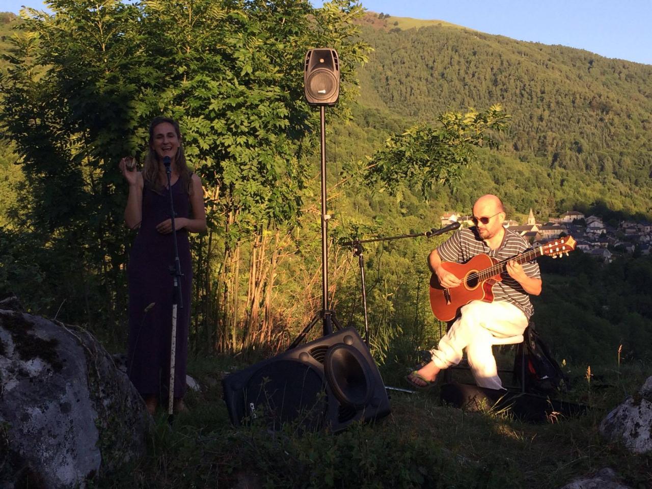 Antacanto en concert dans le théâtre de verdure de la chapelle Saint-Nicolas