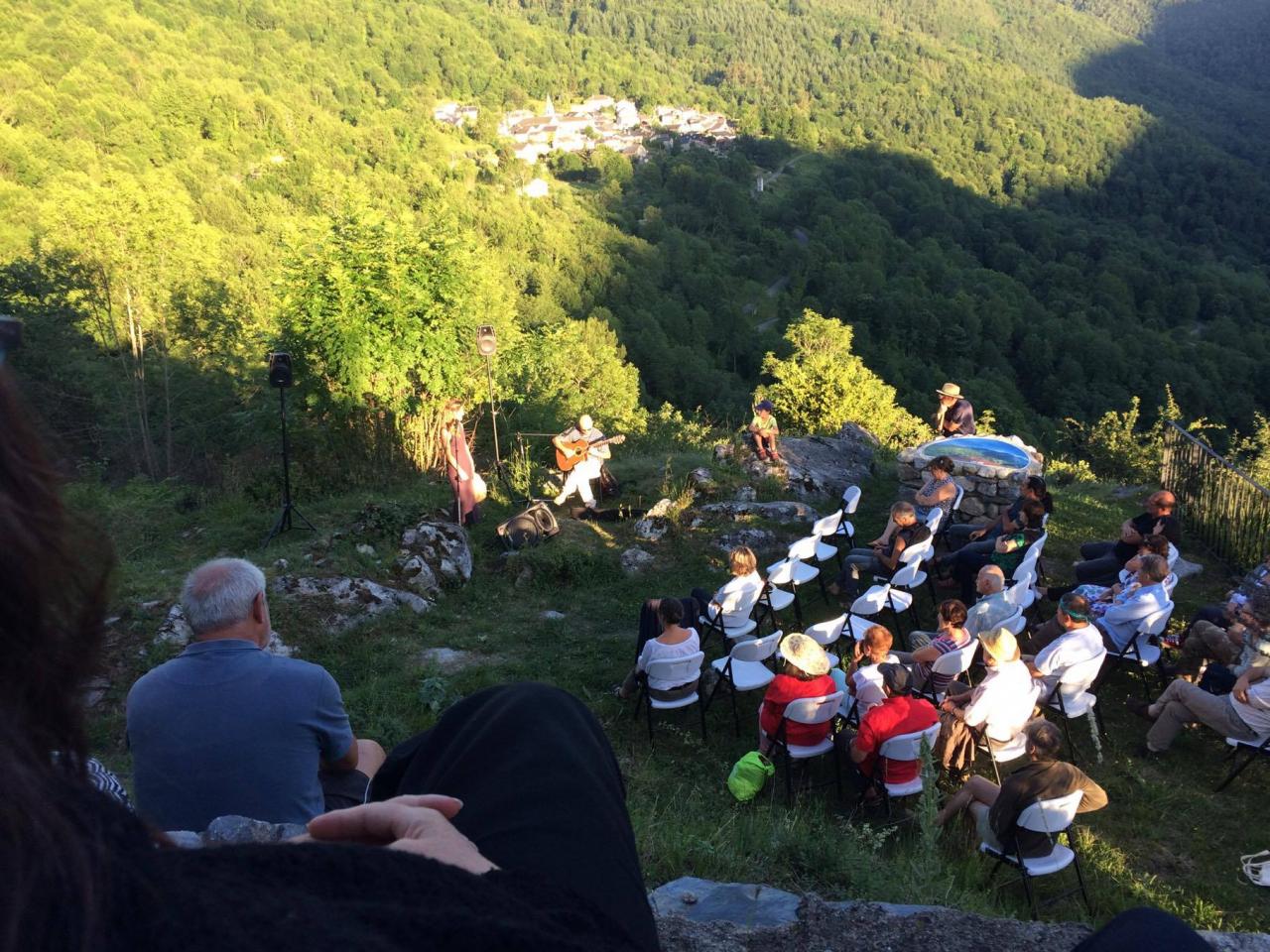 Antacanto en concert dans le théâtre de verdure de la chapelle Saint-Nicolas