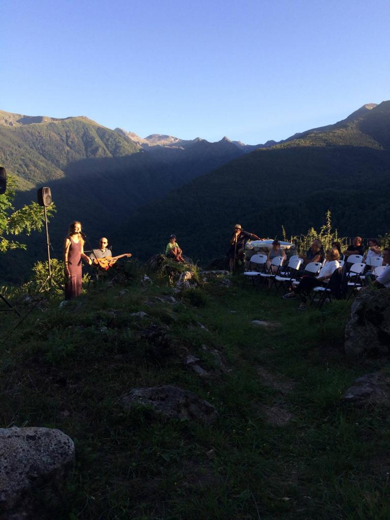 Antacanto en concert dans le théâtre de verdure de la chapelle Saint-Nicolas