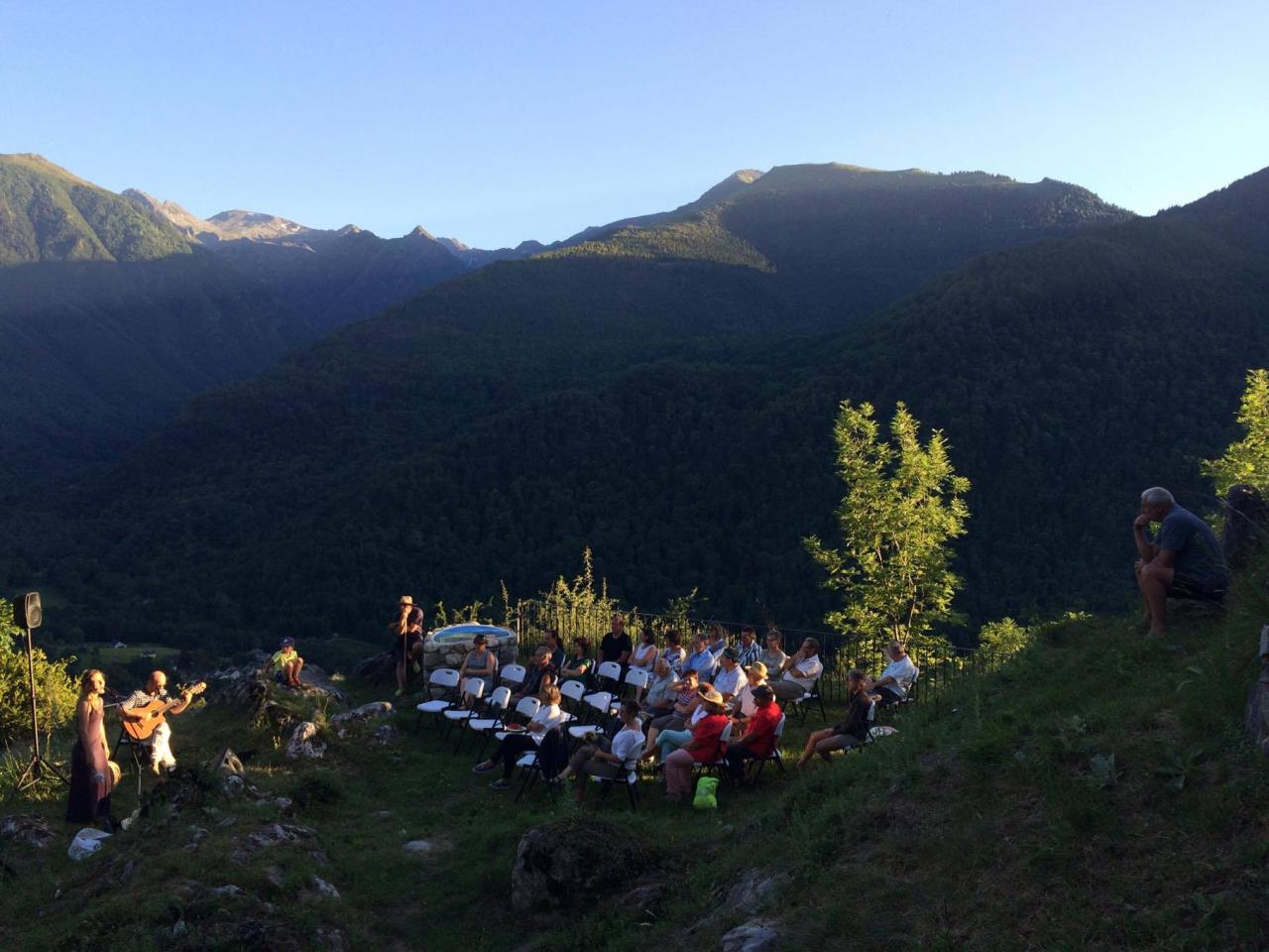 Antacanto en concert dans le théâtre de verdure de la chapelle Saint-Nicolas