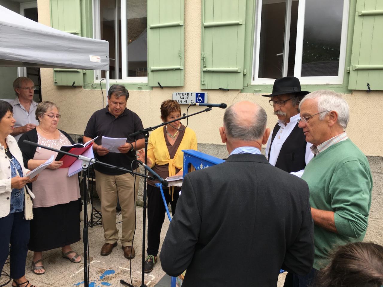 La chorale pendant l'apéritif du samedi