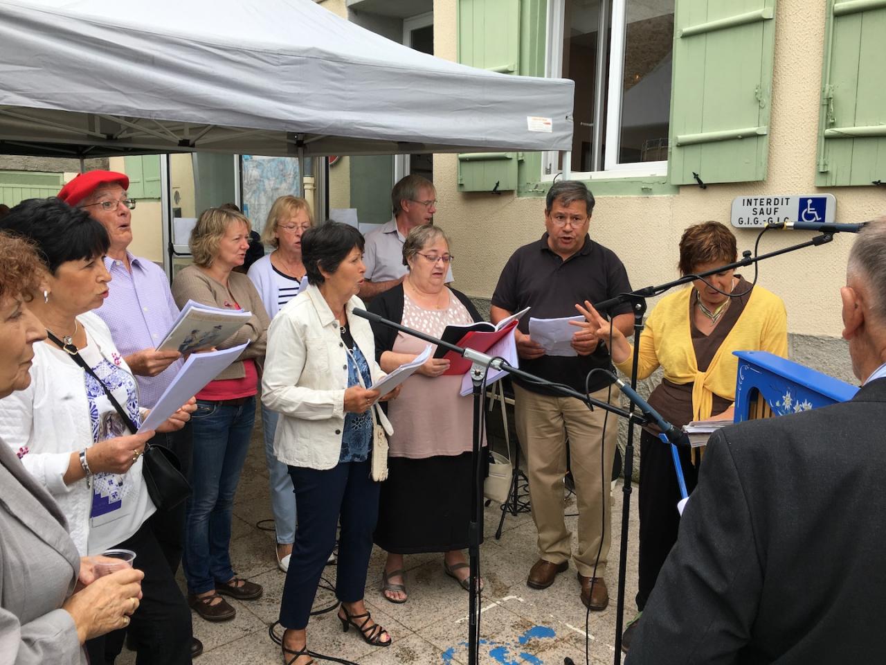 La chorale pendant l'apéritif du samedi